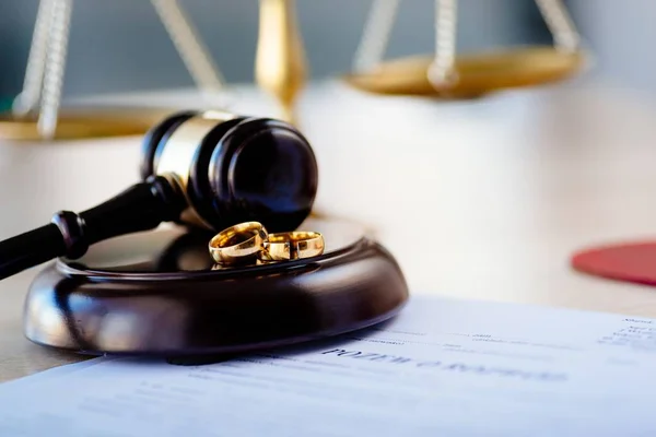Dois Anéis Casamento Ouro Quebrados Martelo Juiz Decreto Divórcio Língua — Fotografia de Stock