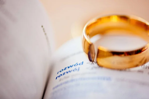 Two Broken Wedding Rings Divorce Word Polish Language Dictionary Divorce — Stock Photo, Image