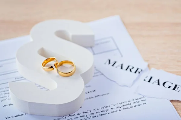 Dois Anéis Casamento Quebrados Parágrafo Madeira Conceito Divórcio Separação Direito — Fotografia de Stock