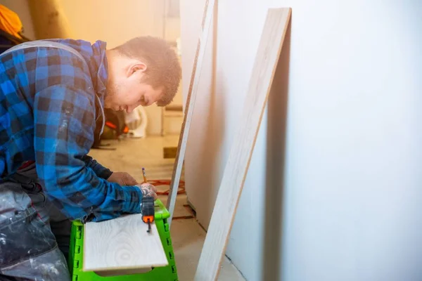 Trabajador Medición Marcado Baldosas Laminadas Para Corte Instalación Pisos Laminados — Foto de Stock