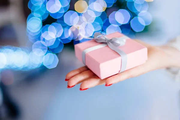 Caja Rosa Mano Con Cinta Regalo Navidad — Foto de Stock