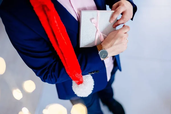 Schöner Mann Rotem Weihnachtsmann Weihnachtsmütze Mit Geschenkbox Weihnachtsgeschenk — Stockfoto