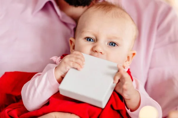 女の赤ちゃんのギフト ボックスを保持します クリスマス ギフト — ストック写真