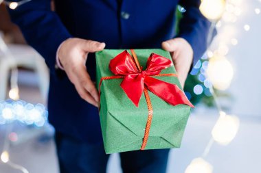 Elinde mevcut tutan adam. Noel sürpriz