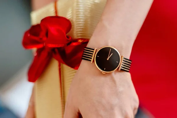 Mulher Vestido Vermelho Dando Presente Natal Caixa Ouro Com Fita — Fotografia de Stock