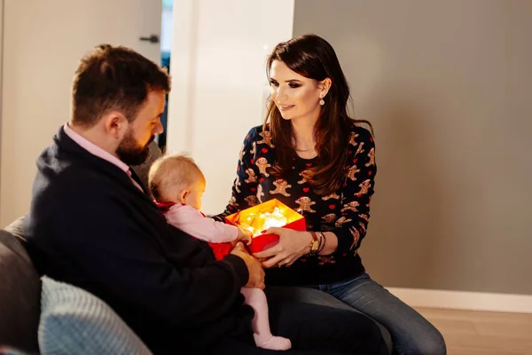 Família Desembrulhando Presente Natal Sofá Família Natal Surpresa Natal Feliz — Fotografia de Stock