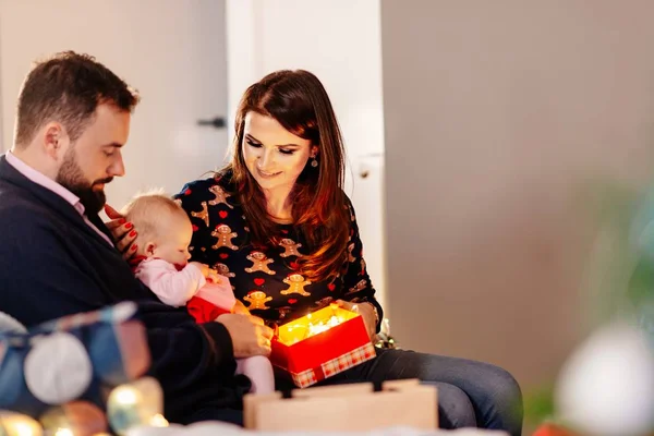 Gelukkige Familie Met Pasgeboren Met Kerstmis Kerst Verrassing Vrolijk Kerstfeest — Stockfoto