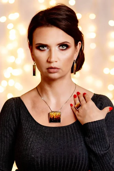 Junge Attraktive Frau Posiert Mit Schmuckkette Frau Weihnachten Weihnachtsüberraschung — Stockfoto