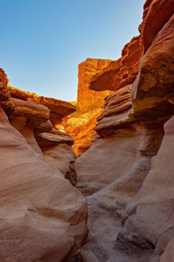 Red Canyon Eilat dağlarda. Red Canyon İsrail'in en güzel yürüyüş parkurları biridir