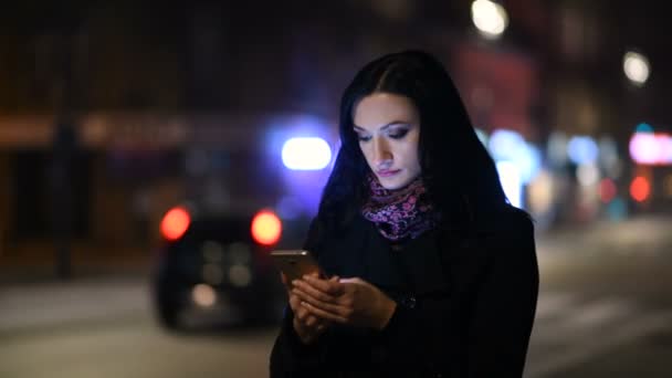 Mujer Morena Joven Usando Smartphone Por Noche Calle Ciudad — Vídeos de Stock