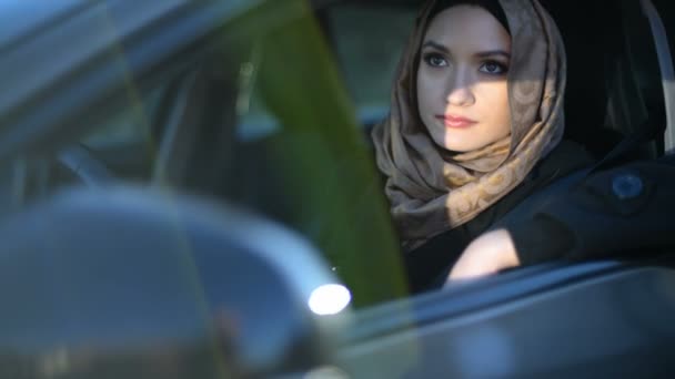 美丽的年轻阿拉伯妇女在头巾驾驶汽车 — 图库视频影像