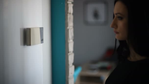 ブルネットの女性ホーム アラーム システムに Pin パスワードの入力 住宅用警報装置 — ストック動画
