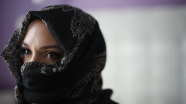 穿着头巾的美丽年轻阿拉伯妇女 — 图库视频影像