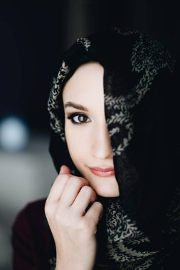 Bir hijab giyen gizemli güzel orta doğu etnik köken kadın