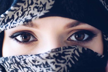 Yakın gizemli Arapça Ortadoğu kadın portresi