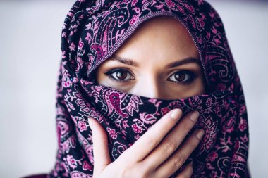 Hijab giyen istismar güzel Arapça Ortadoğu kadın portresi