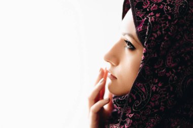 Hijab giyen genç güzel Arapça Ortadoğu kadın portresi