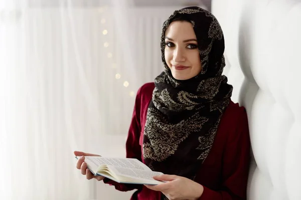 Mujer Árabe Hijab Leyendo Libro Dormitorio —  Fotos de Stock