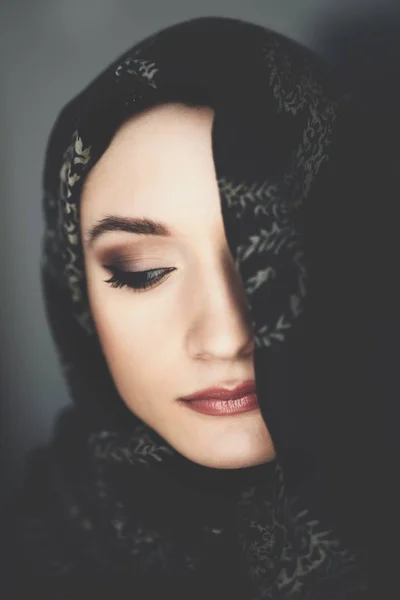 Joven Hermosa Mujer Etnia Del Medio Oriente Usando Hijab —  Fotos de Stock