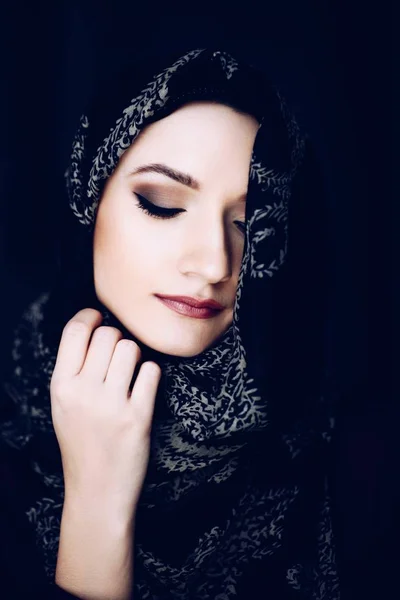 Mystiska Vackra Mellanöstern Etnicitet Kvinna Som Bär Hijab — Stockfoto