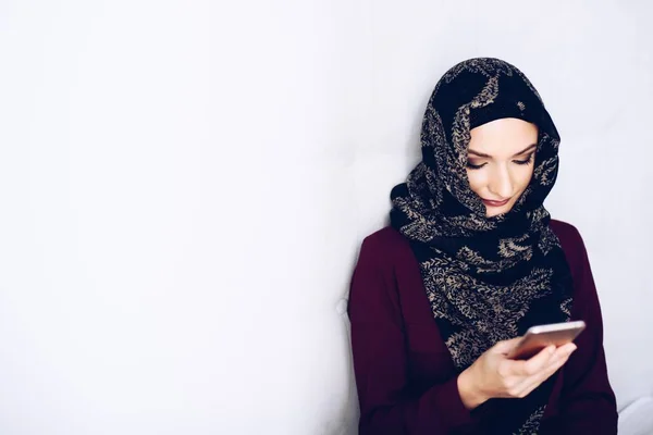 Midden Oosten Etniciteit Vrouw Met Behulp Van Smartphone Slaapkamer — Stockfoto