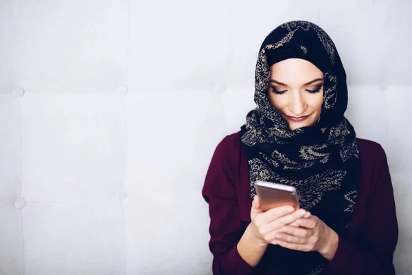 Midden Oosten Etniciteit Vrouw Met Behulp Van Smartphone Slaapkamer — Stockfoto