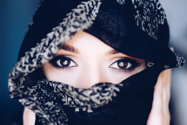 Nauwe Portret Van Mysterieuze Arabische Midden Oosten Vrouw — Stockfoto