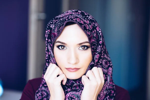 Nära Porträtt Vackra Arabiska Mellanöstern Kvinna — Stockfoto