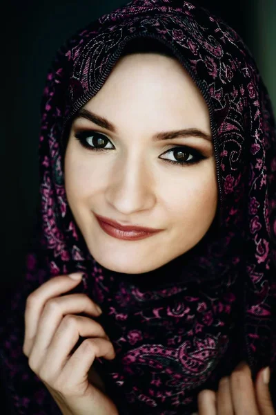Úzké Portrét Krásné Arabské Blízkovýchodní Ženy — Stock fotografie