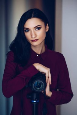 Dslr fotoğraf makinesi tripod üzerinde olan kadın. Kadın fotoğrafçı