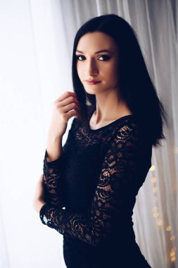 Esmer kadın pencere sabah poz