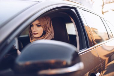 Bir araba hijab genç Arap kadın