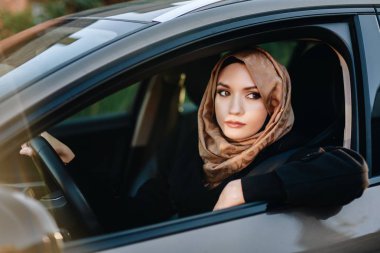 Orta Doğu etnik köken kadın sürücü olarak arabada. Bir araba Türban Arap kadın