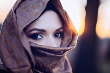 Hijab açık havada genç üzücü Arap kadın