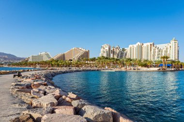 İskelede Kızıldeniz güzellik görünümünden Eilat üzerinde. Eilat, İsrail