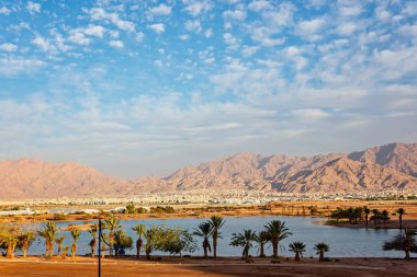 Eilat şehirden Jordan Aqaba görüntüleyin. Akabe Körfezi