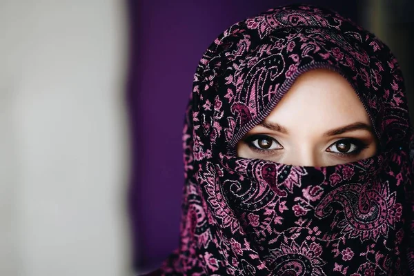 Portrait Scared Beautiful Arabic Middle Eastern Woman Wearing Hijab — Stock Photo, Image