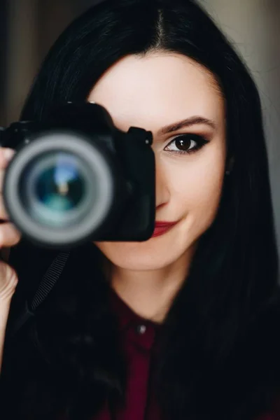 Retrato Mulher Jovem Tirando Foto Com Câmera Dslr Mulher Fotógrafa — Fotografia de Stock