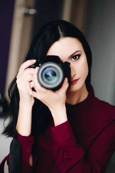 Portret Młodej Kobiety Biorąc Zdjęcie Aparatu Dslr Kobieta Fotograf — Zdjęcie stockowe