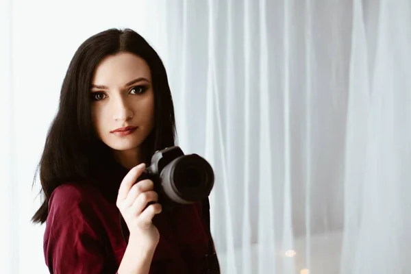 Portret Młodej Kobiety Trzymając Aparat Dslr Kobieta Fotograf — Zdjęcie stockowe