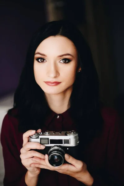 Retrato Mulher Jovem Tirando Foto Com Câmera Fotográfica Vintage Mulher — Fotografia de Stock