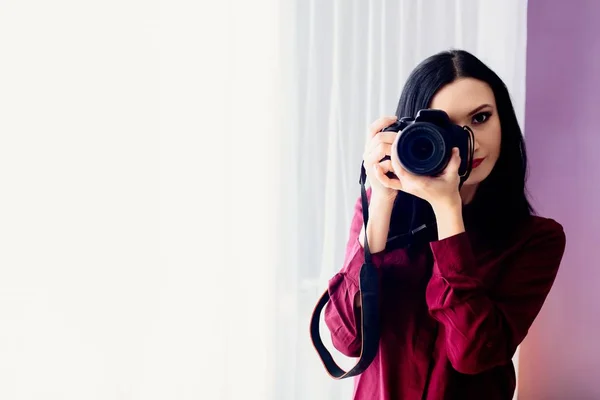 Porträt Einer Jungen Frau Mit Einer Kamera Fotografin — Stockfoto