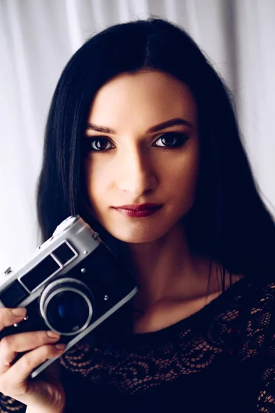 Junge Brünette Frau Fotografiert Mit Alter Vintage Fotokamera — Stockfoto