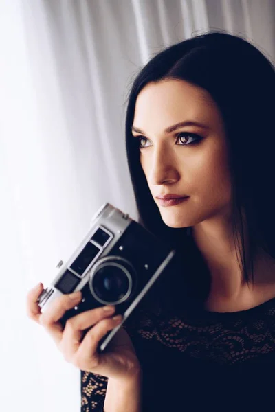 Young Brunette Woman Taking Photos Old Vintage Photo Camera — Stock Photo, Image