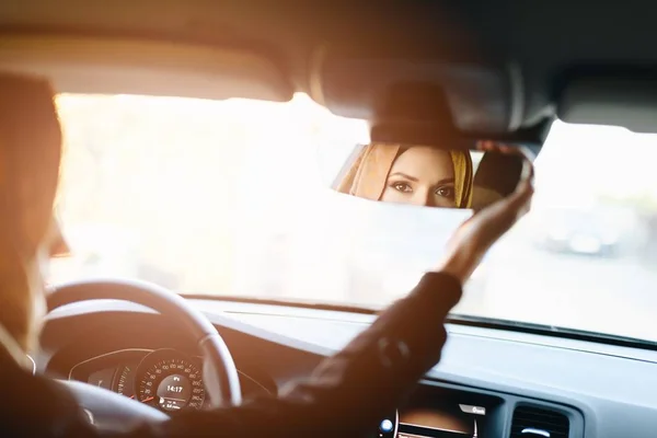 Mulher Etnia Oriente Médio Carro Como Motorista Mulher Árabe Hijab — Fotografia de Stock