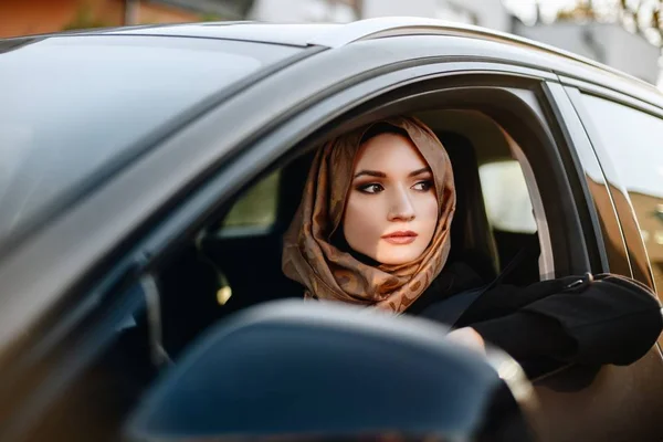Frau Auto Als Fahrerin Araberin Hidschab Steuer Eines Autos — Stockfoto