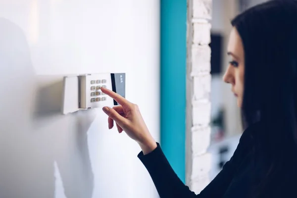 Mujer Morena Entrando Pin Seguridad Teclado Alarma Casa Sistema Seguridad —  Fotos de Stock