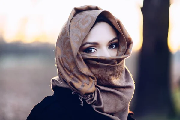 年轻的悲伤阿拉伯妇女在头巾户外 — 图库照片