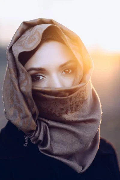 年轻的悲伤阿拉伯妇女在头巾户外 — 图库照片