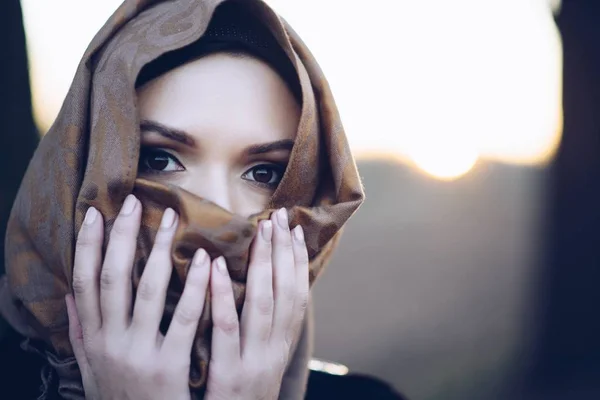 Erschrockene Schönheit Arabische Frau Hijab Freien Flüchtlingsproblem — Stockfoto
